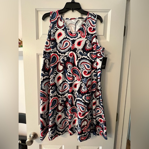 Crown & Ivy sleeveless paisley patterned dress. Size L NWT - Picture 4 of 5